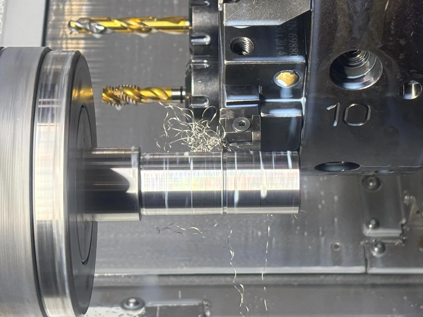 CNC-Bearbeitung eines Metallbauteils