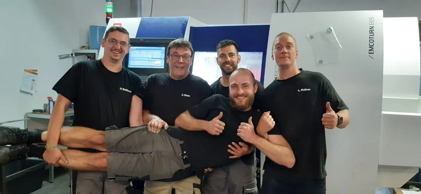 Team und CNC-Maschine